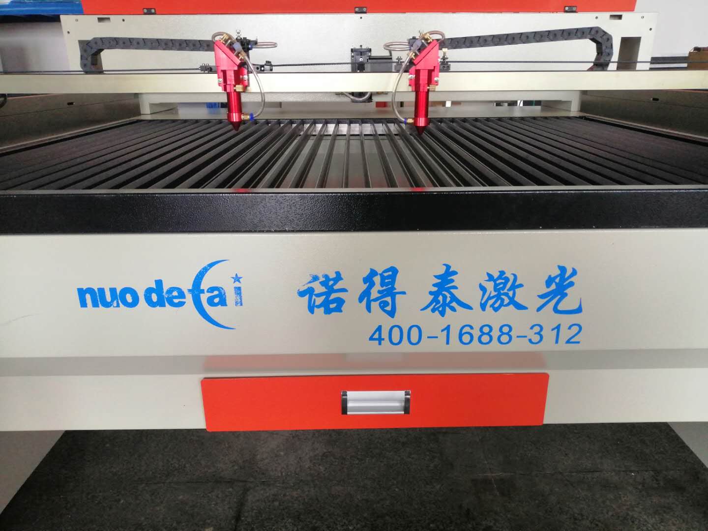 云母板的切割沒有一點(diǎn)技術(shù)實(shí)力還真弄不好這種激光切割機(jī)！