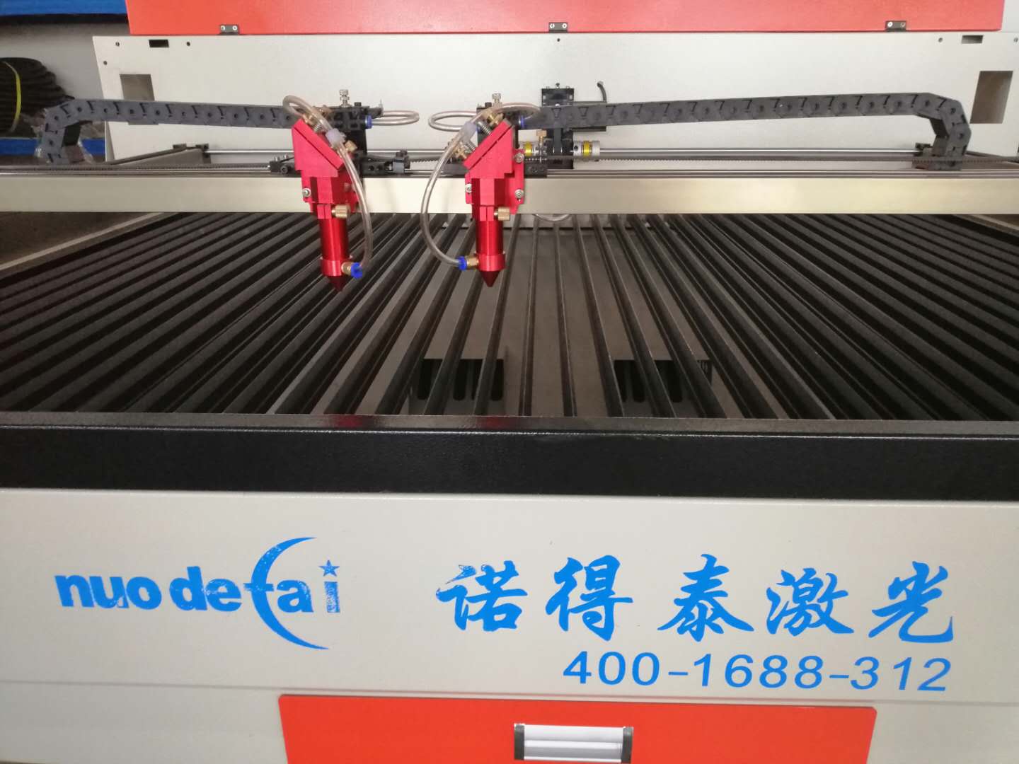 在包裝印刷行業(yè)為什么自動抓拍激光切割機(jī)比較流行？