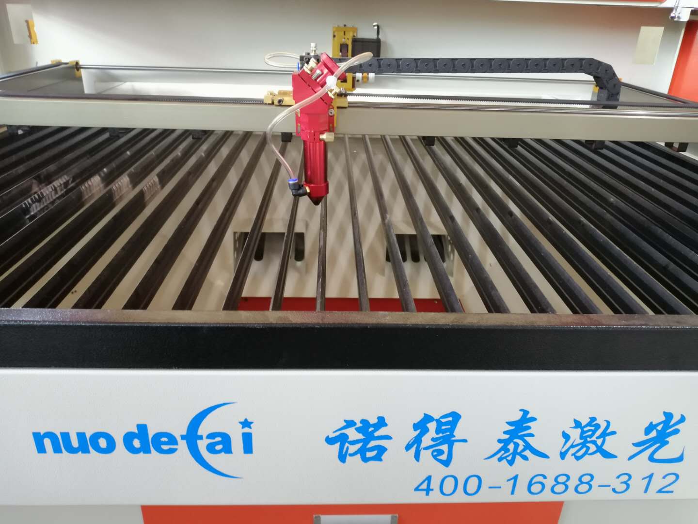 厚亞克力材料用激光切割機切割效果與功率、焦距成正比例!