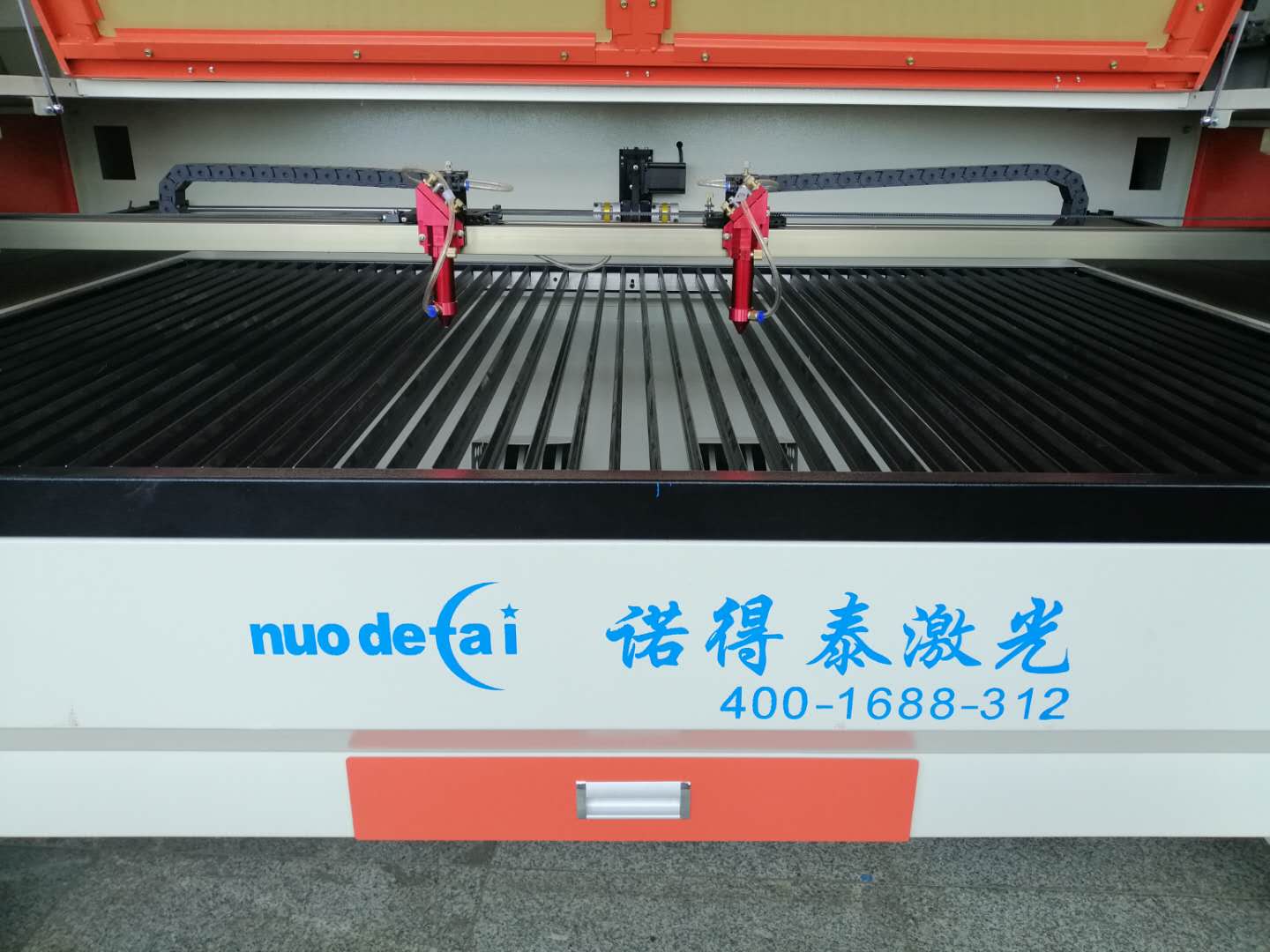 經(jīng)過長(zhǎng)期發(fā)展，現(xiàn)在的小型非金屬激光切割機(jī)價(jià)格一直保持穩(wěn)定勢(shì)態(tài)