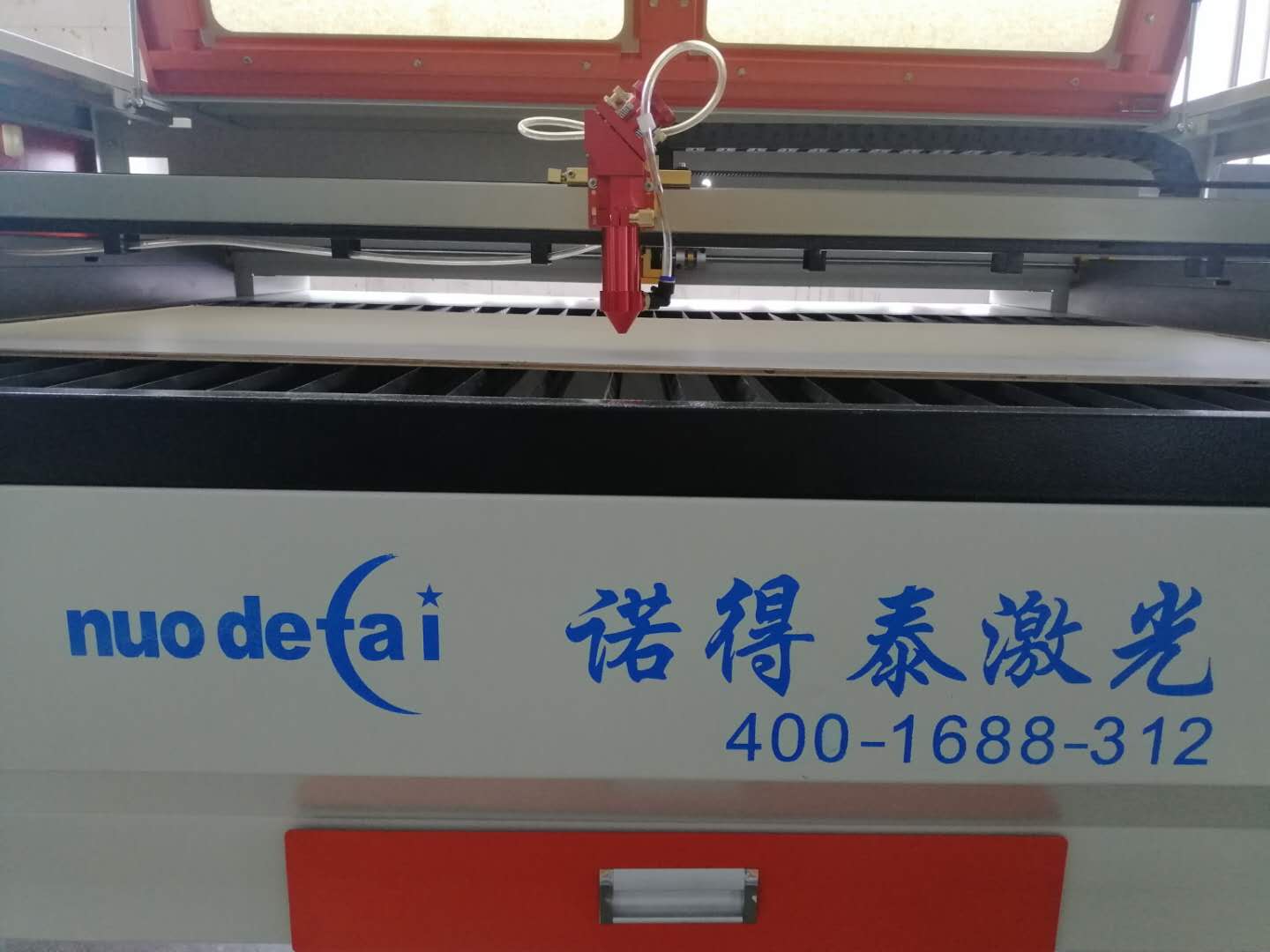 隨著行業(yè)發(fā)展需求，現(xiàn)在做小型非金屬材料激光切割機(jī)廠家也少了