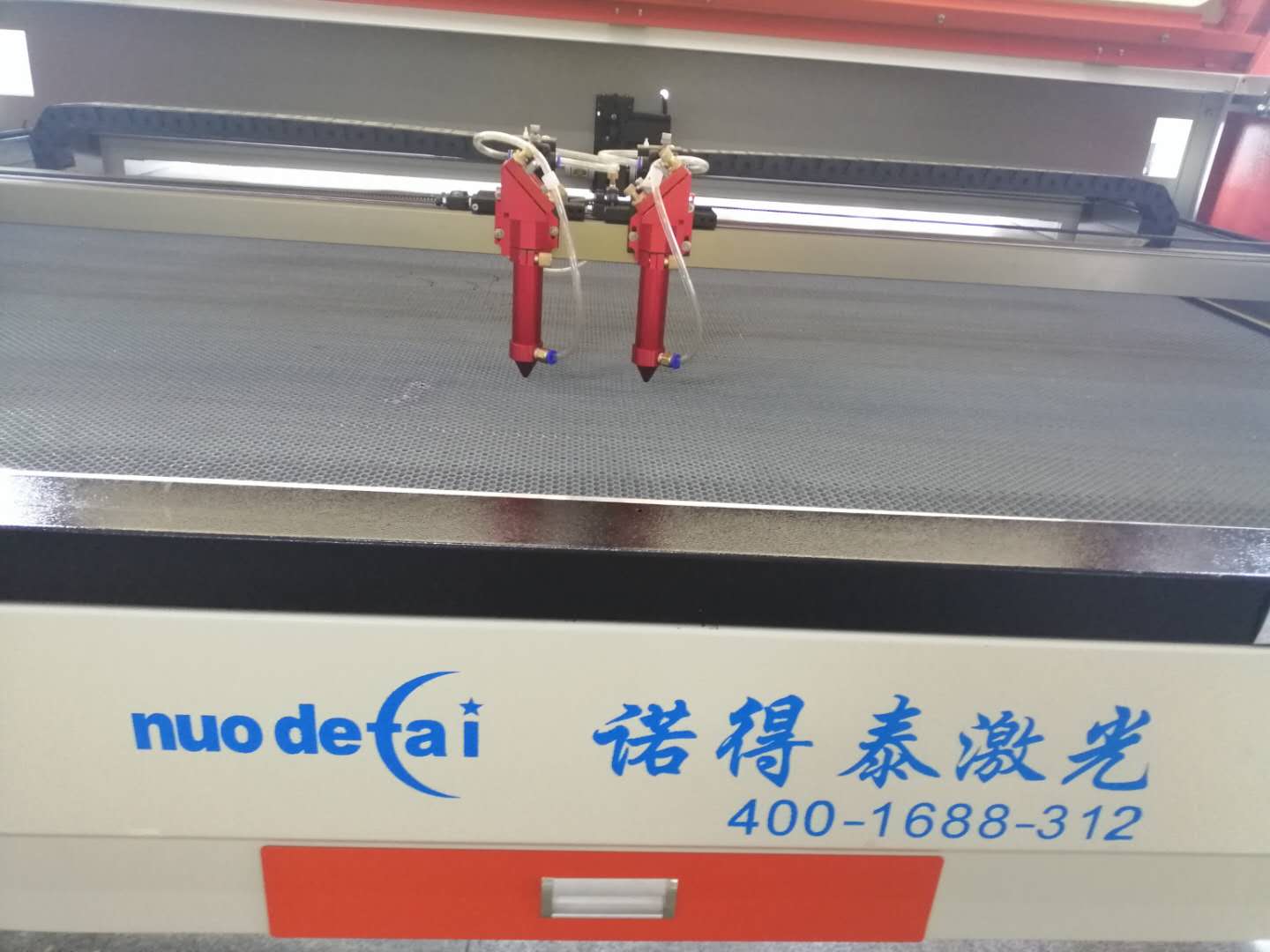 隨著人工成本不斷上漲，布料裁剪應(yīng)用激光切割機(jī)也是越來(lái)越多